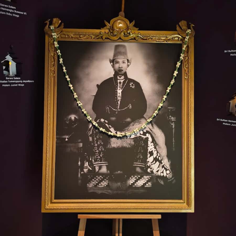 Yogyakarta: Yogyakarta Palace & Water Castle Guided Tour - Guides, languages, and what changes for private vs group